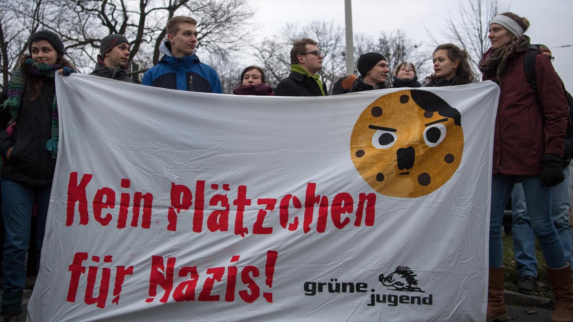 Gegendemonstranten mit einem Banner mit der Aufschrift "Kein Plätzchen für Nazis!" protestieren am Rande einer rechtsextremen Kundgebung. Mit mehreren Kundgebungen beginnt am 10.02.2018 das diesjährige Gedenken an die Zerstörung Dresdens im Zweiten Weltkrieg. Gegendemonstranten mit einem Banner mit der Aufschrift "Kein Plätzchen für Nazis!" protestieren am Rande einer rechtsextremen Kundgebung. Mit mehreren Kundgebungen beginnt am 10.02.2018 das diesjährige Gedenken an die Zerstörung Dresdens im Zweiten Weltkrieg.