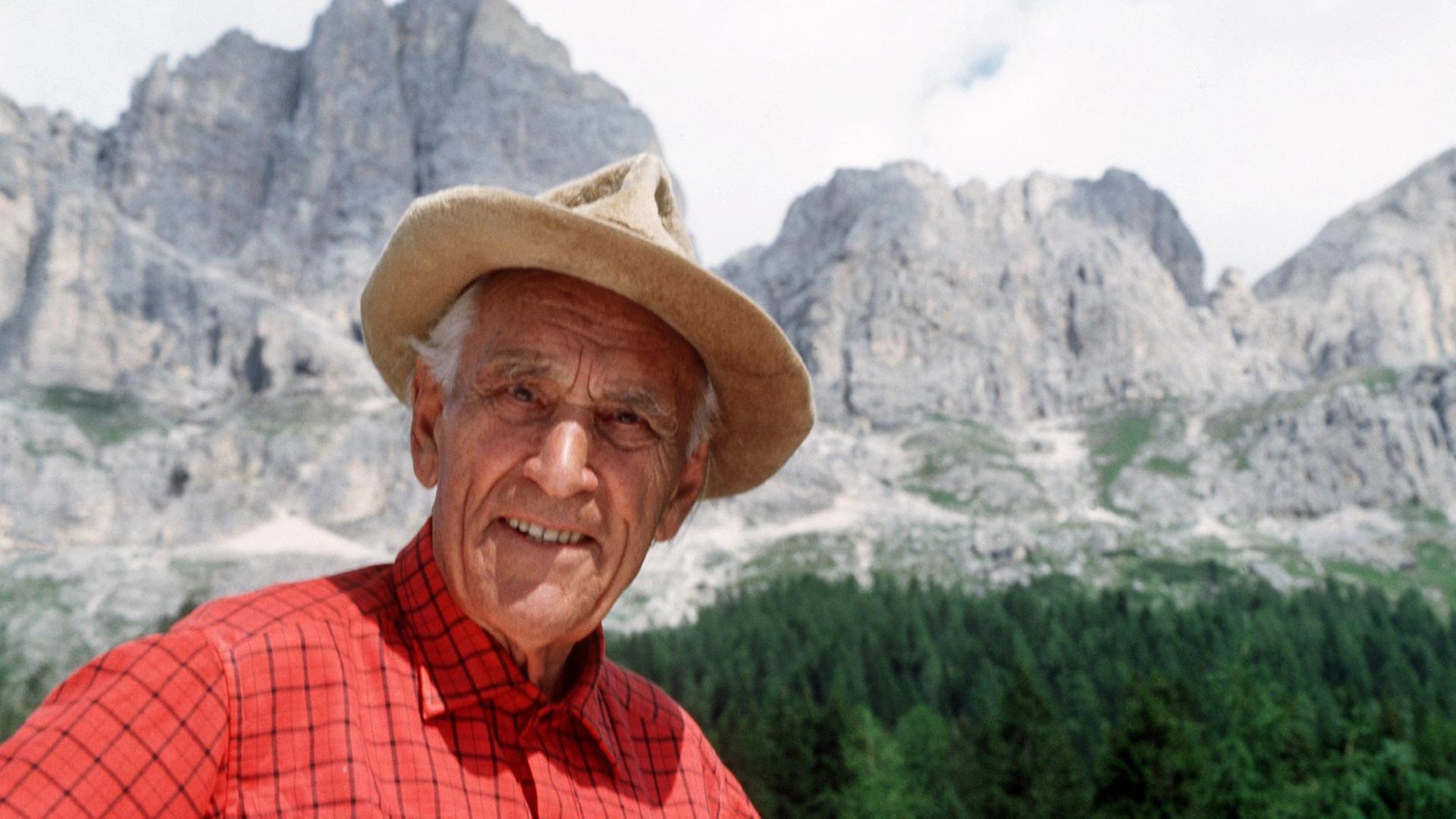 Ein Portrait von Luis Trenker mit den südtiroler Bergen im Hintergrund. Ein Portrait von Luis Trenker mit den südtiroler Bergen im Hintergrund.