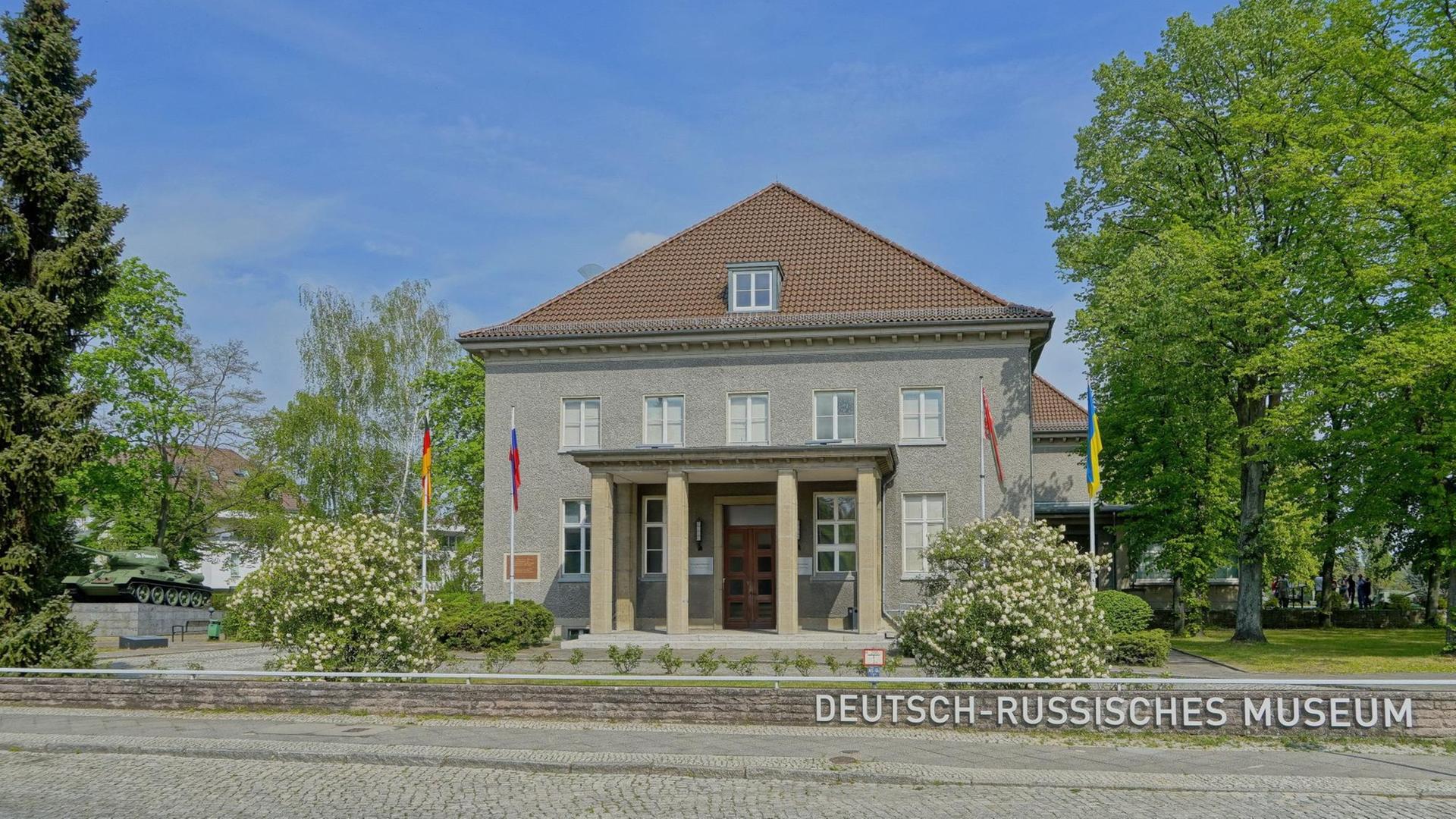 Das Deutsch-Russische Museum in Karlshorst, Berlin. In dem ehemaligen Offizierscasino wurde in der Nacht vom 8. auf den 9. Mai 1945 die bedingungslose Kapitulation der Deutschen Wehrmacht unterschrieben Das Deutsch-Russische Museum in Karlshorst, Berlin. In dem ehemaligen Offizierscasino wurde in der Nacht vom 8. auf den 9. Mai 1945 die bedingungslose Kapitulation der Deutschen Wehrmacht unterschrieben