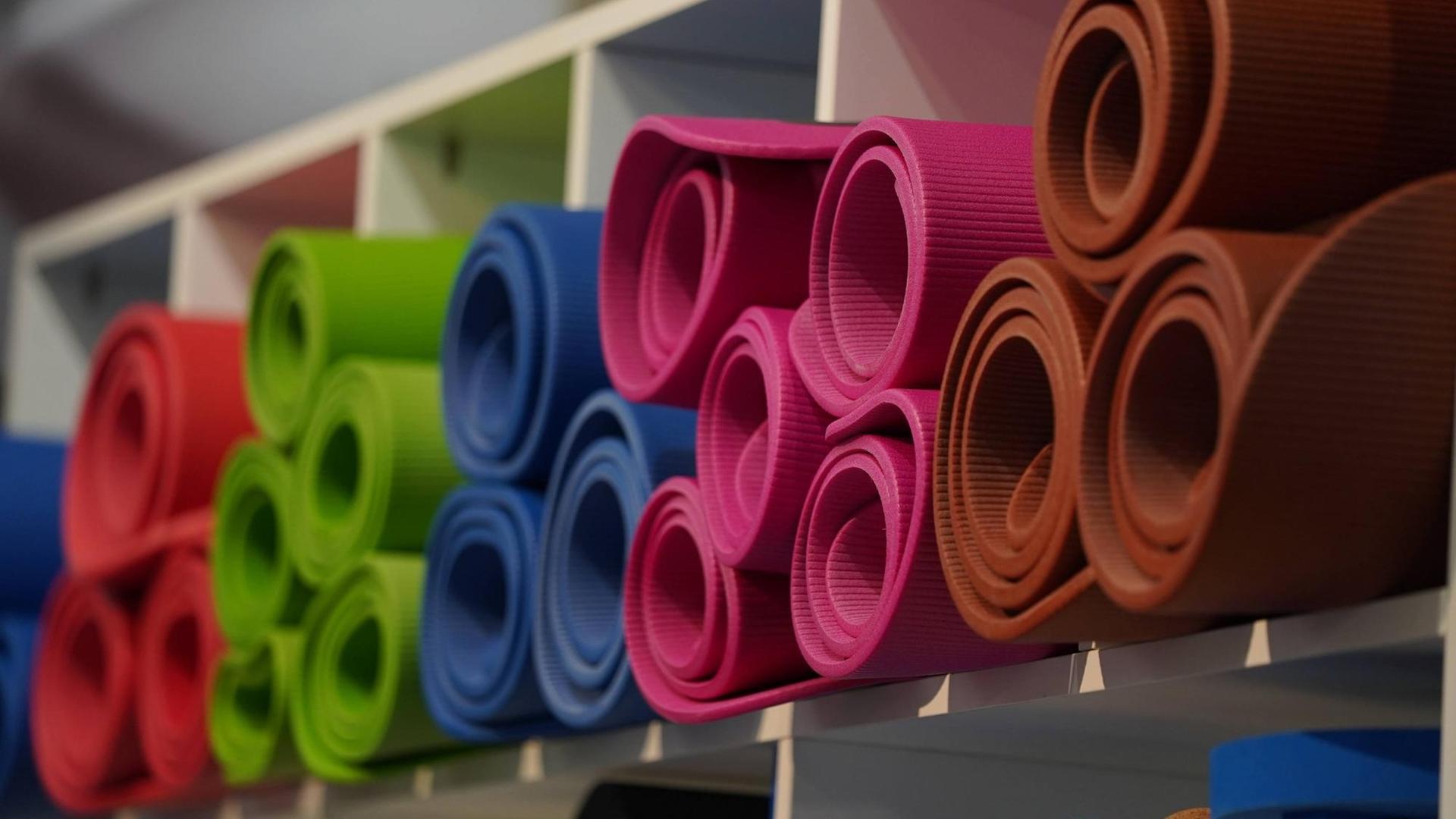 Zusammengerollte Gymnastik und Yogamatten in allen Farben auf der FIBO 2019 in Köln. Zusammengerollte Gymnastik und Yogamatten in allen Farben auf der FIBO 2019 in Köln.