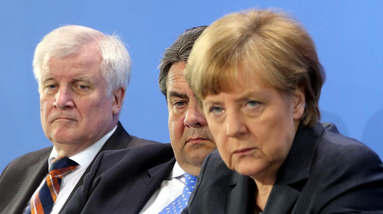 Horst Seehofer (CSU, l-r),Sigmar Gabriel (SPD) und Angela Merkel (CDU) geben am 08.05.2015 im Bundeskanzleramt 