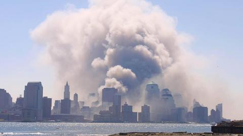 Silhouette von New York die durch die Terroranschläge am 11. September 2001 im Rauch versinkt