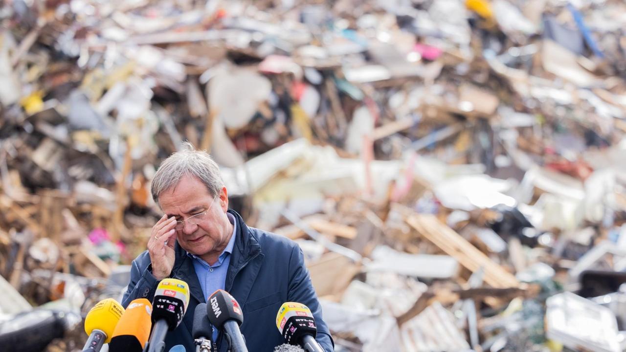Armin Laschet, Ministerpräsident von Nordrhein-Westfalen, Bundesvorsitzender und Kanzlerkandidat der CDU, besucht im Rahmen einer Reise in die Hochwassergebiete Müllberge von der Unwetterkatastrophe an der Gedenkstätte Vogelsang.