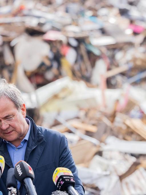 Armin Laschet, Ministerpräsident von Nordrhein-Westfalen, Bundesvorsitzender und Kanzlerkandidat der CDU, besucht im Rahmen einer Reise in die Hochwassergebiete Müllberge von der Unwetterkatastrophe an der Gedenkstätte Vogelsang.