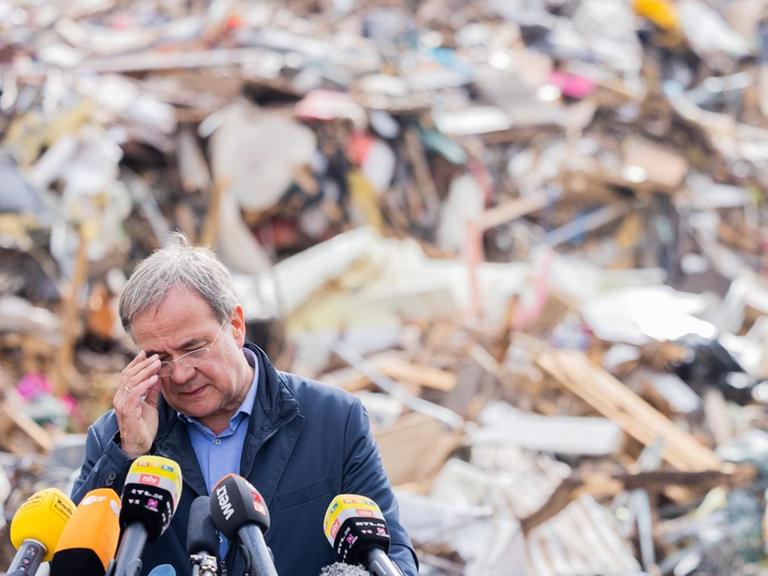 Armin Laschet, Ministerpräsident von Nordrhein-Westfalen, Bundesvorsitzender und Kanzlerkandidat der CDU, besucht im Rahmen einer Reise in die Hochwassergebiete Müllberge von der Unwetterkatastrophe an der Gedenkstätte Vogelsang.