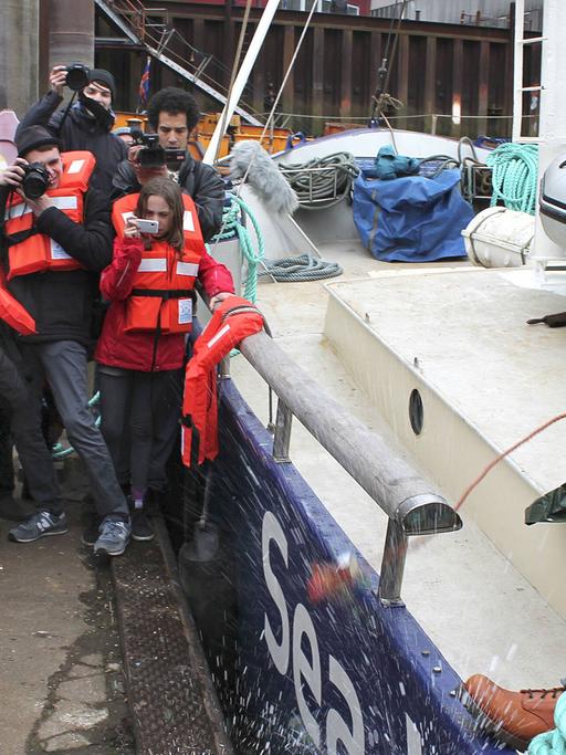 Die private Flüchtlingshilfe Sea Watch hat ihr Rettungsschiff getauft (27.03.15) - Initiator Harald Höppner ist links im Bild