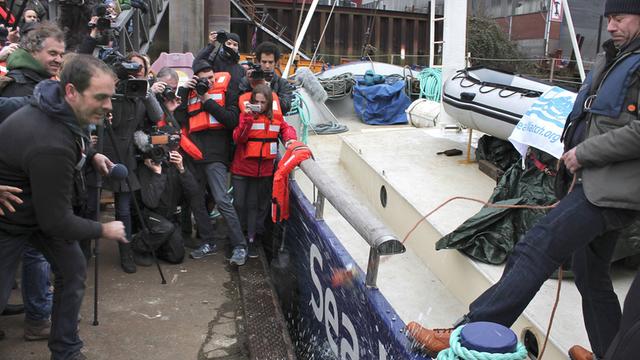 Die private Flüchtlingshilfe Sea Watch hat ihr Rettungsschiff getauft (27.03.15) - Initiator Harald Höppner ist links im Bild