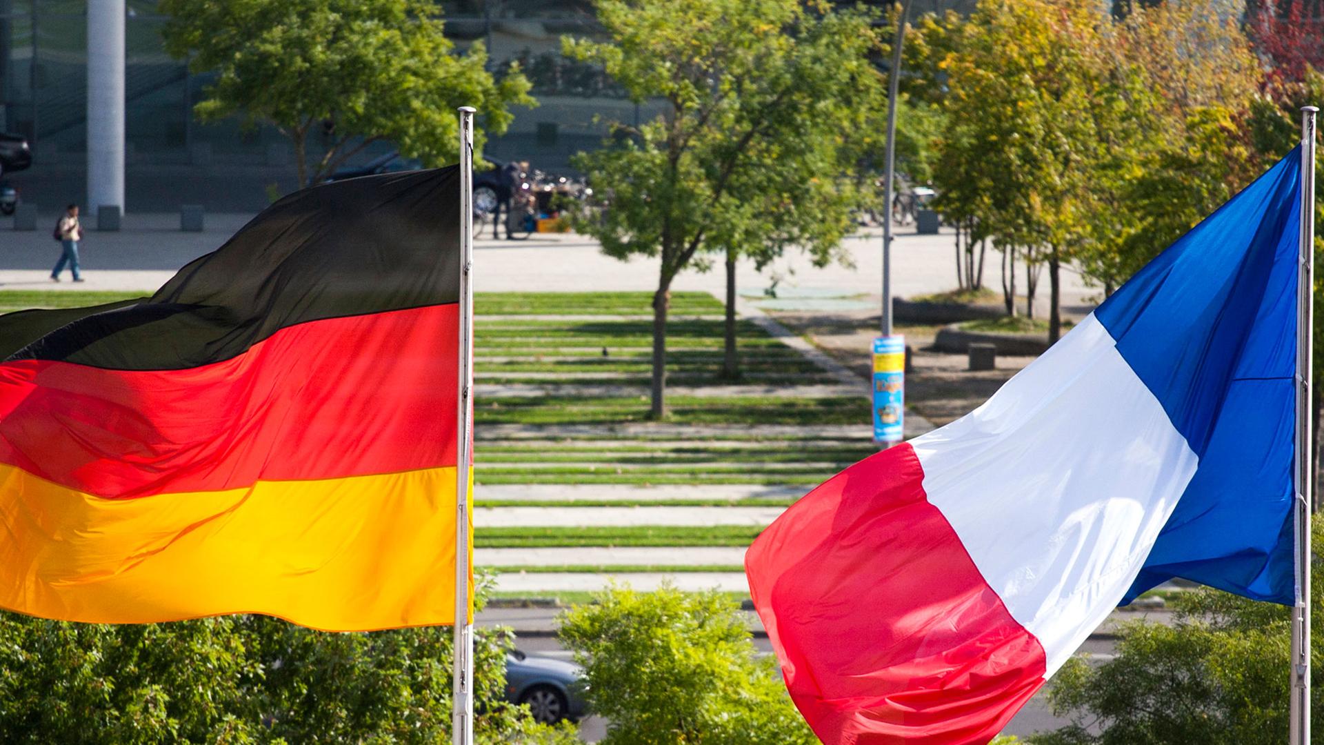Die deutsche und die französische Nationalflagge wehen aus Anlass des Besuches von Frankreichs Regierungschef Manuel Valls vor dem Bundeskanzleramt in Berlin am 22.09.14. Die deutsche und die französische Nationalflagge wehen aus Anlass des Besuches von Frankreichs Regierungschef Manuel Valls vor dem Bundeskanzleramt in Berlin am 22.09.14.