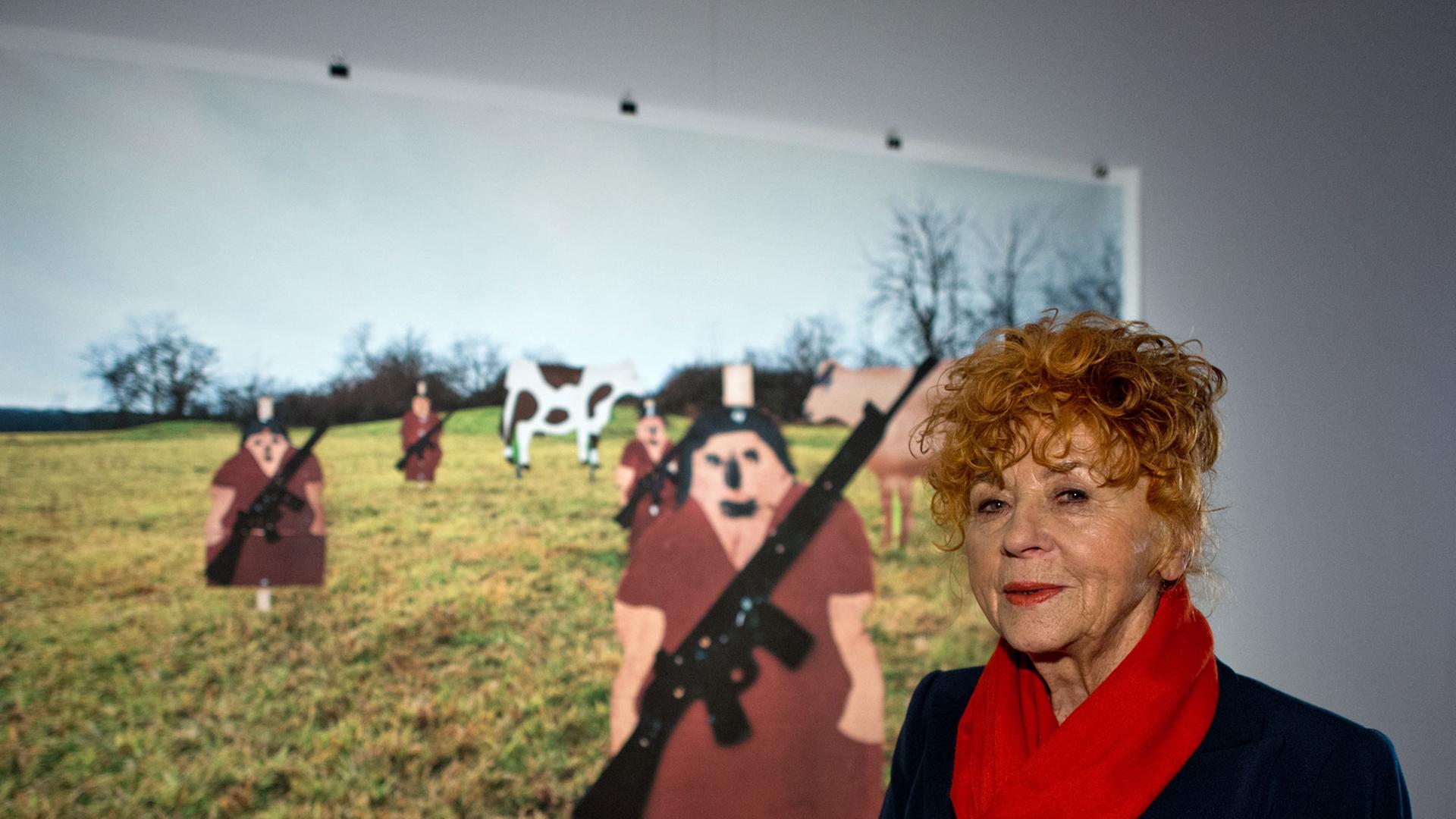 Herlinde Koelbl steht am 08.05.2014 vor einem Bild ihrer neuen Foto-Ausstellung "Targets" in Berlin. In ihrem international angelegten Kunstprojekt hat Koelbl sechs Jahre lang in fast 30 Ländern die landestypischen Schießziele untersucht. Herlinde Koelbl steht am 08.05.2014 vor einem Bild ihrer neuen Foto-Ausstellung "Targets" in Berlin. In ihrem international angelegten Kunstprojekt hat Koelbl sechs Jahre lang in fast 30 Ländern die landestypischen Schießziele untersucht.