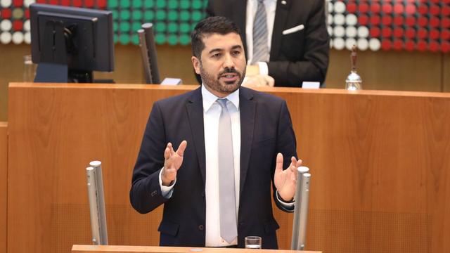 Der SPD-Politiker Serdar Yüksel während einer Rede auf einer Sitzung im Landtag von Nordrhein-Westfalen