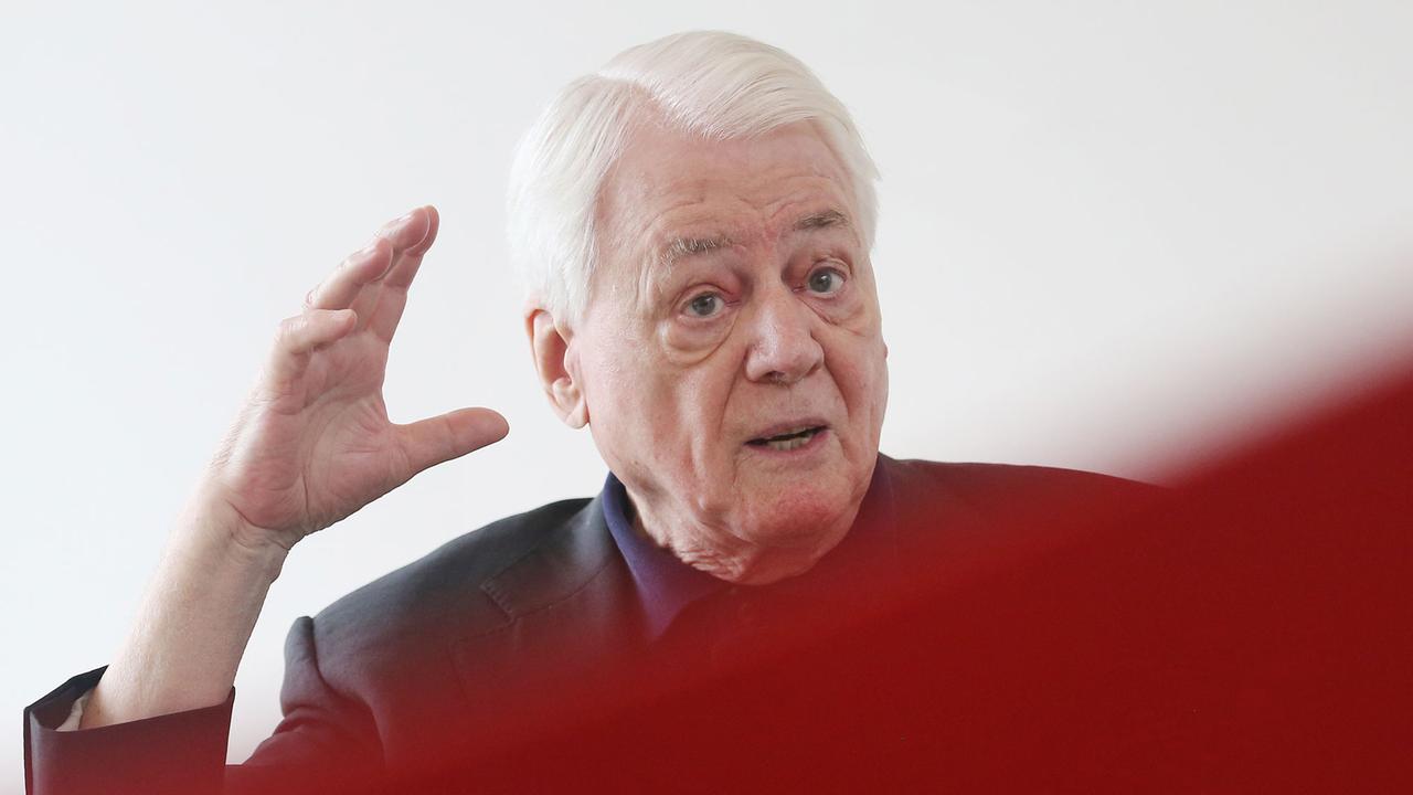 Alexander Kluge beantwortet am 14.09.2017 im Folkwang Museum in Essen (Nordrhein-Westfalen) während der Pressekonferenz Fragen der Journalisten. Die Schau "Pluriversum" präsentiert vom 15.09.2017 bis zum 07.01.2018 das multimediale Werk des 85-jährigen Alexander Kluge. Alexander Kluge beantwortet am 14.09.2017 im Folkwang Museum in Essen (Nordrhein-Westfalen) während der Pressekonferenz Fragen der Journalisten. Die Schau "Pluriversum" präsentiert vom 15.09.2017 bis zum 07.01.2018 das multimediale Werk des 85-jährigen Alexander Kluge.