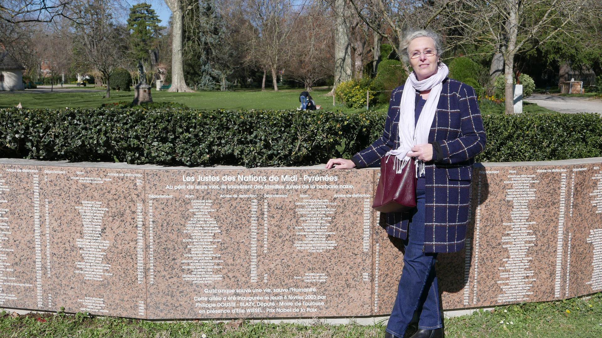 Nicole Yardeni steht vor der "Mauer der Gerechten" in Toulouse Nicole Yardeni steht vor der "Mauer der Gerechten" in Toulouse