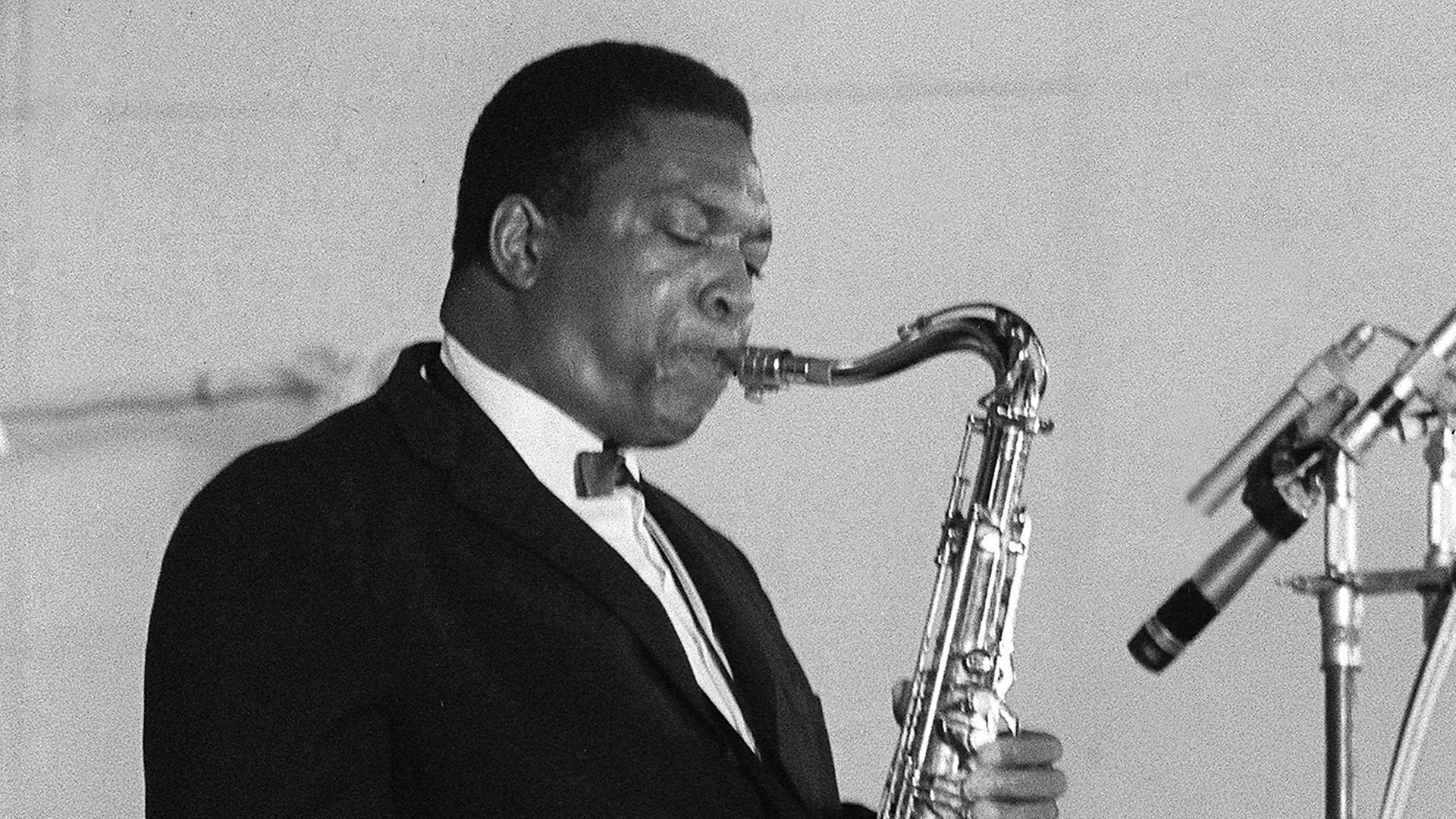 Der Saxophonist John Coltrane gibt 1965 ein Konzert in Paris. Der Saxophonist John Coltrane gibt 1965 ein Konzert in Paris.