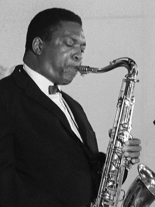 Der Saxophonist John Coltrane gibt 1965 ein Konzert in Paris.