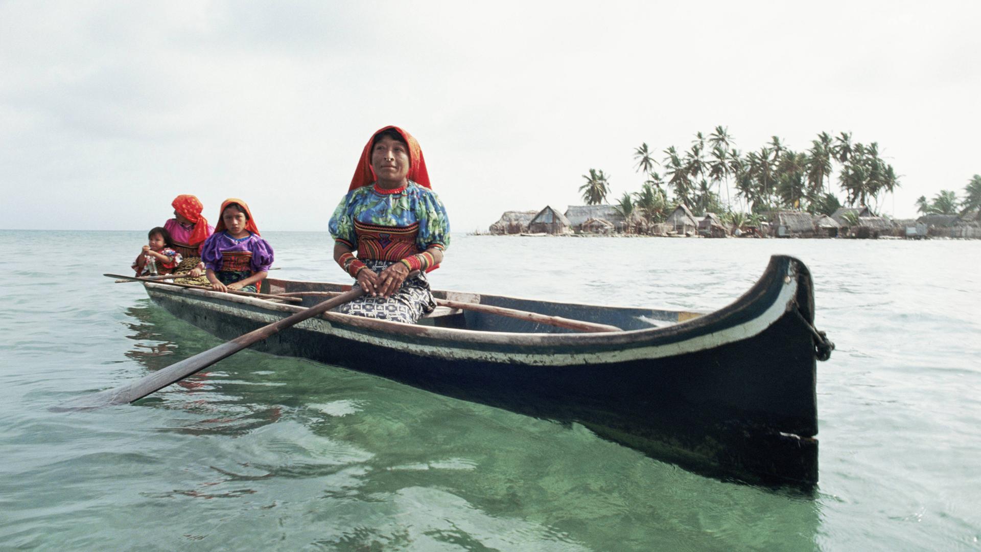 Eine Kuna-Familie in einem Boot vor einer Insel im Guna Yala Archipel, Panama.