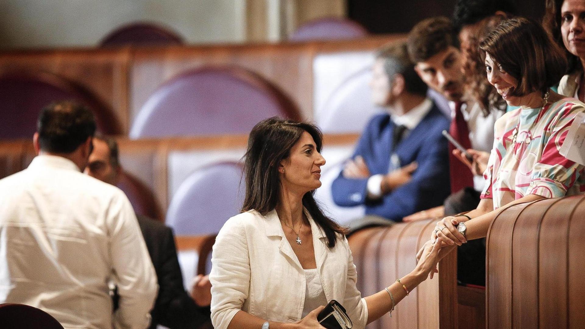 Die Bürgermeisterin von Rom, Virginia Raggi, bei einer außerordentlichen Sitzung des Stadtrats im Rathaus von Rom. Der römische Stadtrat hat die Entscheidung der Bürgermeisterin gestützt, die Bewerbung für die Olympischen Spiele 2024 nicht zu verfolgen. Die Bürgermeisterin von Rom, Virginia Raggi, bei einer außerordentlichen Sitzung des Stadtrats im Rathaus von Rom. Der römische Stadtrat hat die Entscheidung der Bürgermeisterin gestützt, die Bewerbung für die Olympischen Spiele 2024 nicht zu verfolgen.