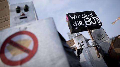 2019 demonstrieren Menschen in Berlin gegen Uploadfilter auf der Demonstration "Uploadfilter Nein Danke, Save the Internet".