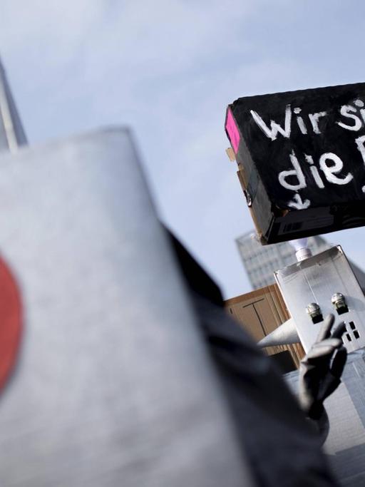 2019 demonstrieren Menschen in Berlin gegen Uploadfilter auf der Demonstration "Uploadfilter Nein Danke, Save the Internet".
