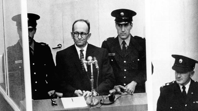 Adolf Eichmann nach seinem Prozess in seiner Zelle