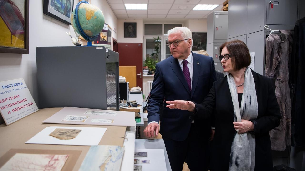 Bundespräsident Frank-Walter Steinmeier besucht am 25.10.2017 das Menschenrechtszentrum «Memorial» in Moskau (Russland) und wird von der Leiterin, Irina Lasarewna Scherbakowa (r), durch das Archiv geführt. 