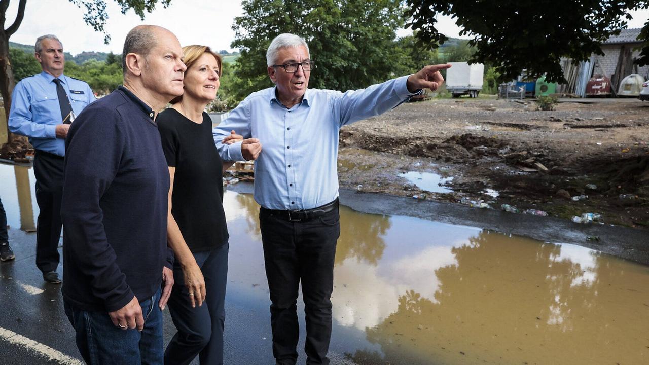 Rheinland-Pfalz' Innenminister Roger Lewentz (rechts) steht am 15.07.2021 neben SPD-Kanzlerkandidat Olaf Scholz (links) und Ministerpräsidentin Malu Dreyer (Mitte) in Bad Neuenahr-Ahrweiler in Rheinland-Pfalz, dass vom Hochwasser besonders getroffen wurde.
