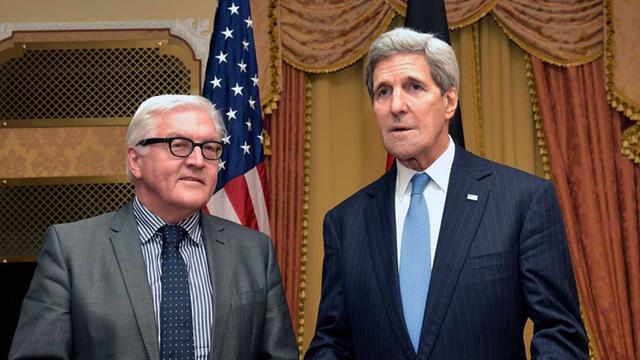 Bundesaußenminister Frank-Walter Steinmeier (l.) und US-Außenminister John Kerry sprechen bei den Atomverhandlungen mit dem Iran in Wien zur Presse.