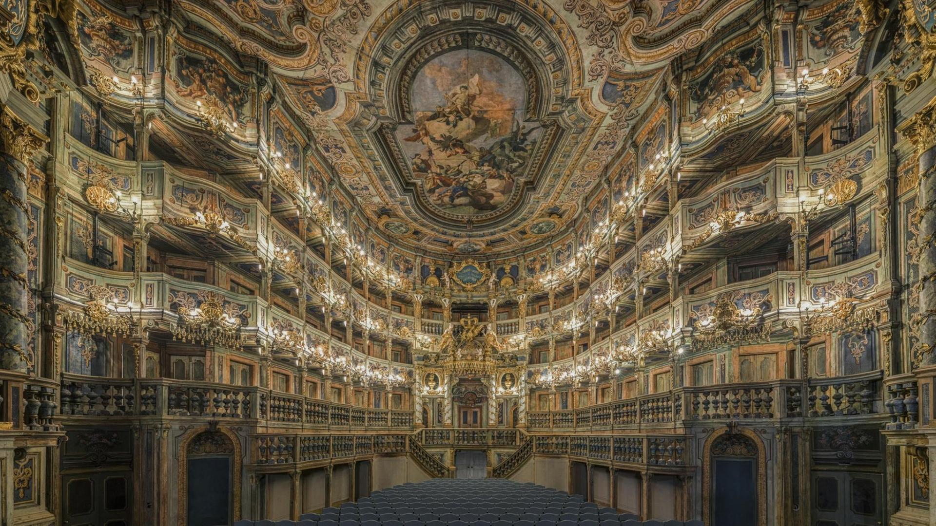 Blick in den ausgemalten, barocken Zuschauersaal mit Logenplätzen des Opernhauses. Blick in den ausgemalten, barocken Zuschauersaal mit Logenplätzen des Opernhauses.
