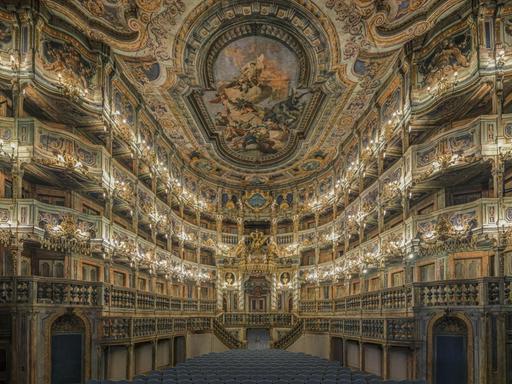 Blick in den ausgemalten, barocken Zuschauersaal mit Logenplätzen des Opernhauses.