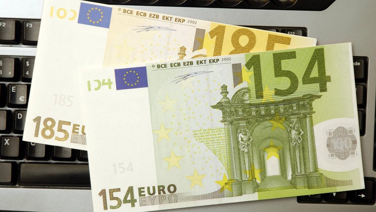 Ein gefälschter 154 Euro Schein und ein gefälschter 185 Euro Schein auf einer Tastatur. Ein gefälschter 154 Euro Schein und ein gefälschter 185 Euro Schein auf einer Tastatur.