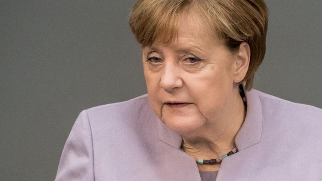 Bundeskanzlerin Angela Merkel spricht am 27.04.2017 im Bundestag in Berlin.