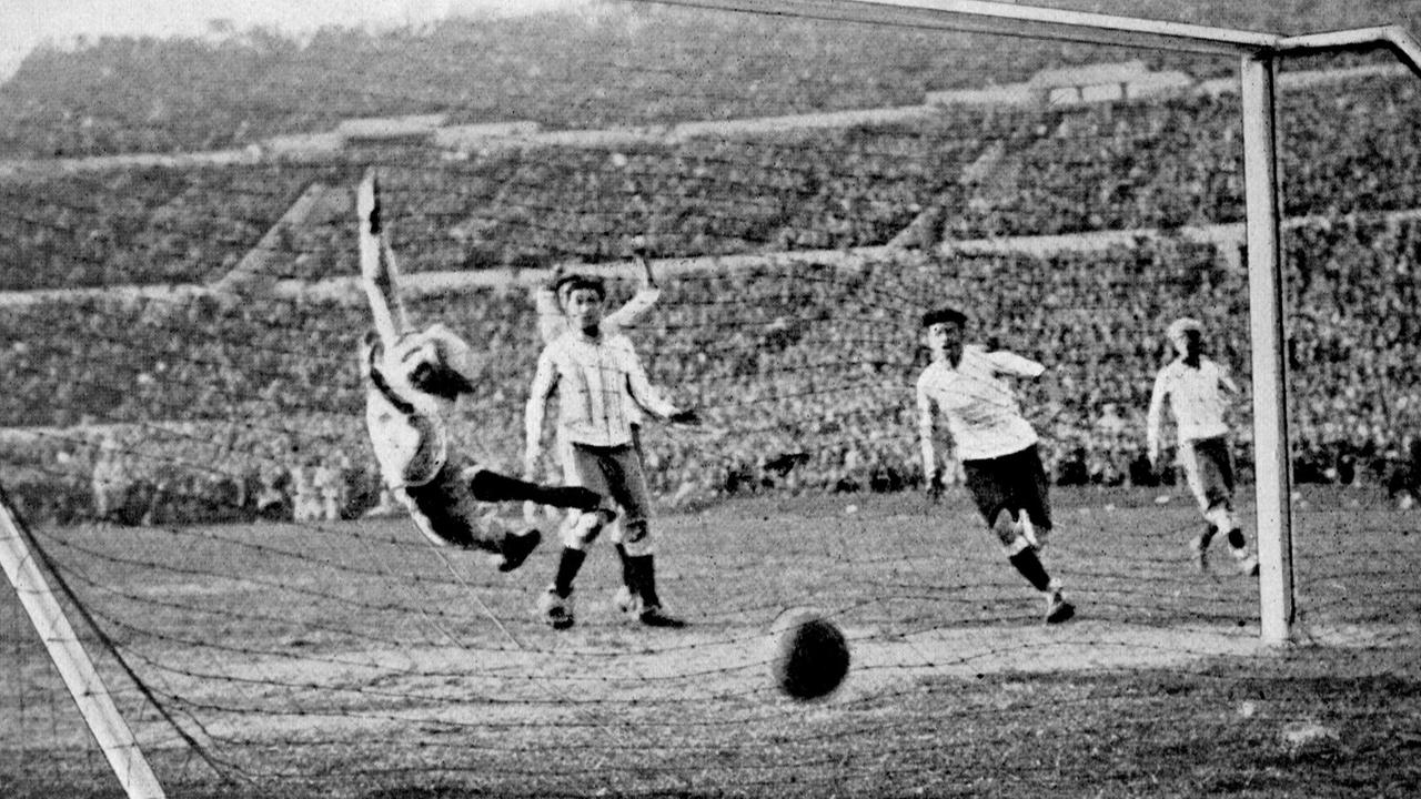 Der uruguayische Fußball-Nationalspieler Hector Castro (2. v. r.) erzielt das vierte Tor für seine Mannschaft während des Endspiels Uruguay-Argentinien (4:2) bei der Fußball-Weltmeisterschaft am 30.07.1930 in Montevideo. Argentiniens Torhüter Juan Botasso (l) springt vergeblich durch die Luft. Der uruguayische Fußball-Nationalspieler Hector Castro (2. v. r.) erzielt das vierte Tor für seine Mannschaft während des Endspiels Uruguay-Argentinien (4:2) bei der Fußball-Weltmeisterschaft am 30.07.1930 in Montevideo. Argentiniens Torhüter Juan Botasso (l) springt vergeblich durch die Luft.