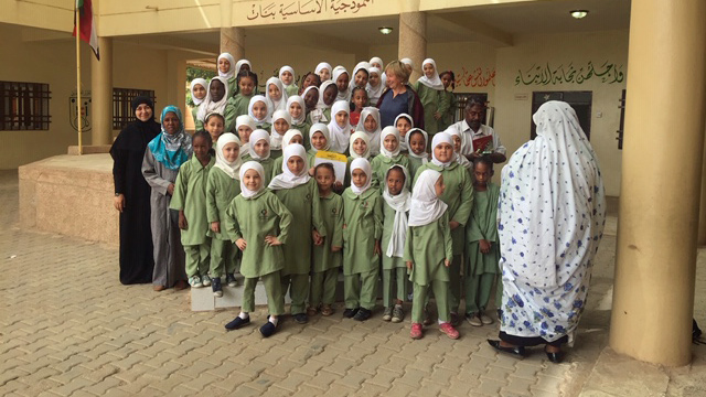 Ute Krause und eine Gruppe sudanesischer Kinder