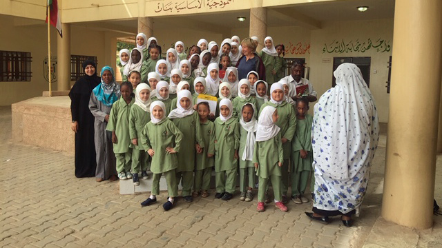 Ute Krause und eine Gruppe sudanesischer Kinder Ute Krause und eine Gruppe sudanesischer Kinder