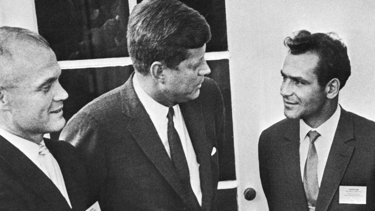 German Titow (rechts) mit US-Präsident John F. Kennedy und John Glenn, dem ersten Amerikaner in einer Erdumlaufbahn German Titow (rechts) mit US-Präsident John F. Kennedy und John Glenn, dem ersten Amerikaner in einer Erdumlaufbahn