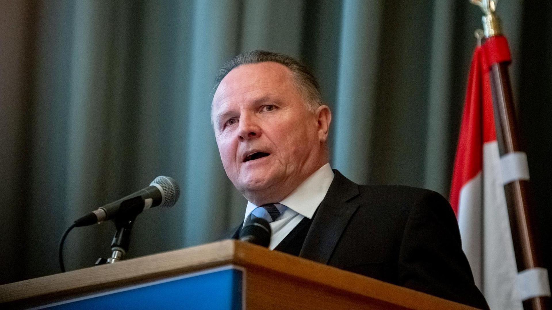 Georg Pazderski, Landesvorsitzender der AfD Berlin, spricht beim Parteitag der AfD Berlin. Im Mittelpunkt steht ein Leitantrag der Parteispitze zur Halbzeitbilanz des rot-rot-grünen Senats. Georg Pazderski, Landesvorsitzender der AfD Berlin, spricht beim Parteitag der AfD Berlin. Im Mittelpunkt steht ein Leitantrag der Parteispitze zur Halbzeitbilanz des rot-rot-grünen Senats.