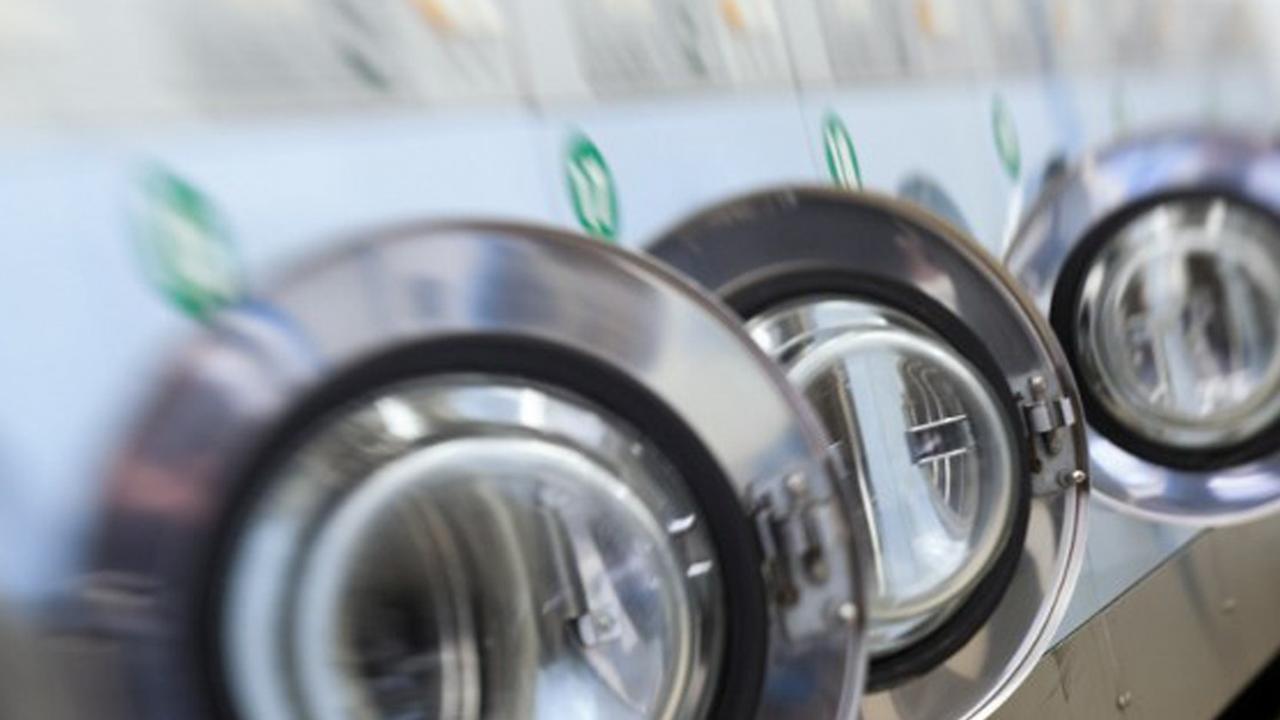 Waschmaschinen in einem Waschsalon in Paris
