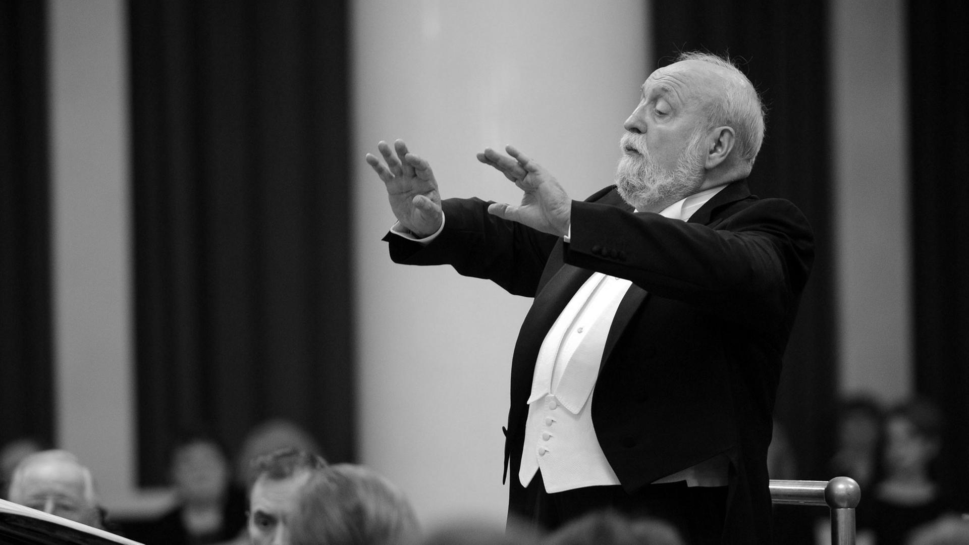 Der polnische Dirigent Krzysztof Penderecki im Februar 2013 in der St. Petersburg Philharmonie. Der polnische Dirigent Krzysztof Penderecki im Februar 2013 in der St. Petersburg Philharmonie.