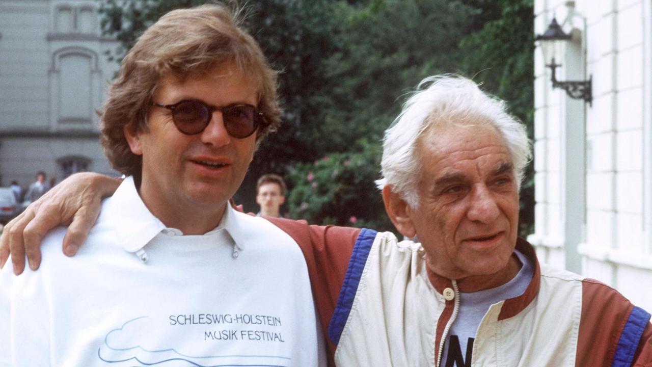 Der amerikanische Künstler am 8. Juli 1987 mit dem deutschen Pianisten Justus Frantz (l) in Salzau. Leonard Bernstein war ein erfolgreicher Pianist, Dirigent und Komponist, sein Musical "Westside Story" wurde auch als Film ein Welterfolg. Er wurde am 25. August 1918 in Lawrence (Massachusetts) geboren und ist am 14. Oktober 1990 in New York gestorben. | Verwendung weltweit Der amerikanische Künstler am 8. Juli 1987 mit dem deutschen Pianisten Justus Frantz (l) in Salzau. Leonard Bernstein war ein erfolgreicher Pianist, Dirigent und Komponist, sein Musical "Westside Story" wurde auch als Film ein Welterfolg. Er wurde am 25. August 1918 in Lawrence (Massachusetts) geboren und ist am 14. Oktober 1990 in New York gestorben. | Verwendung weltweit