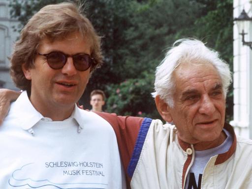 Der amerikanische Künstler am 8. Juli 1987 mit dem deutschen Pianisten Justus Frantz (l) in Salzau. Leonard Bernstein war ein erfolgreicher Pianist, Dirigent und Komponist, sein Musical "Westside Story" wurde auch als Film ein Welterfolg. Er wurde am 25. August 1918 in Lawrence (Massachusetts) geboren und ist am 14. Oktober 1990 in New York gestorben. | Verwendung weltweit