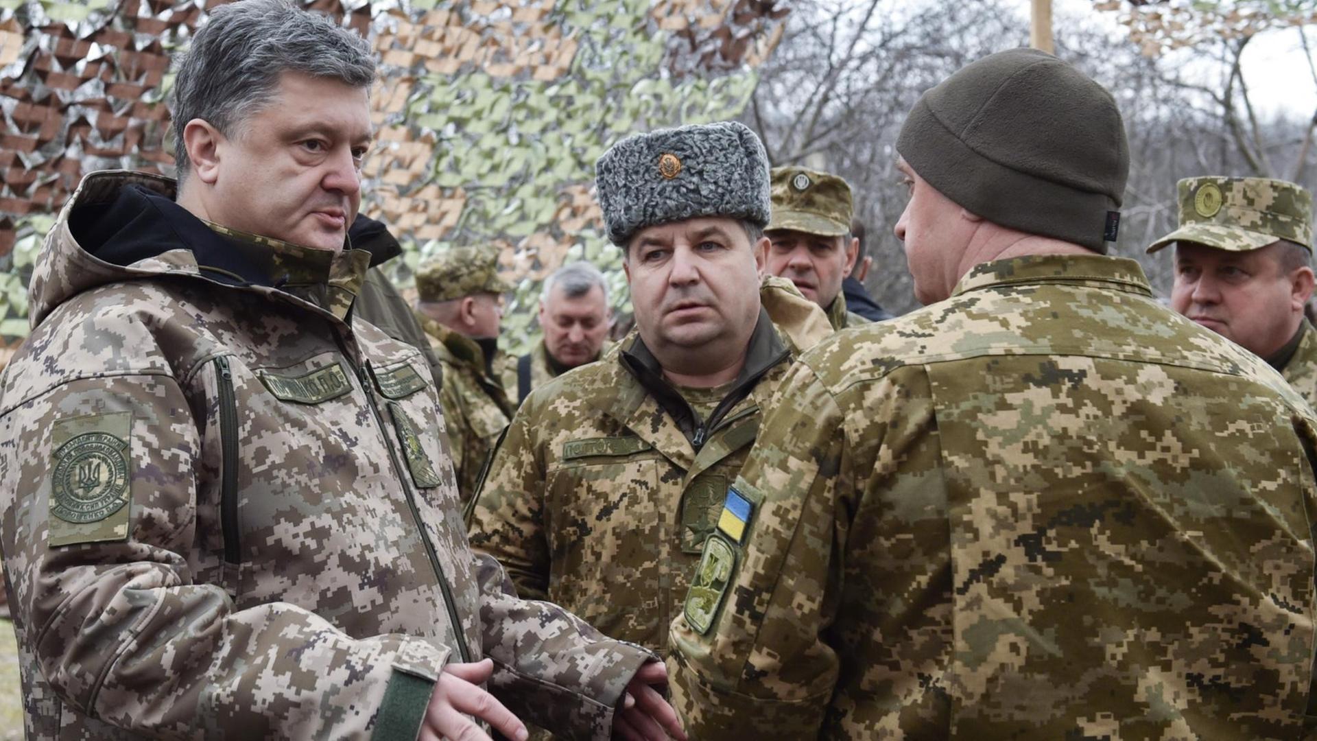 Präsident Poroschenko besucht im März 2016 Soldaten in der umkämpften Ost-Ukraine.