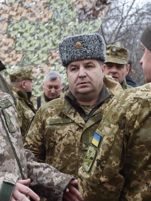 Präsident Poroschenko besucht im März 2016 Soldaten in der umkämpften Ost-Ukraine.