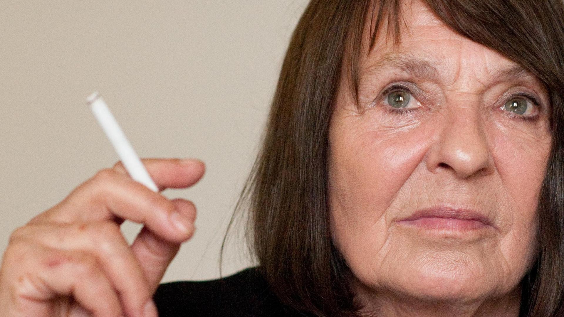 Die Schriftstellerin Monika Maron mit einer Zigarette Die Schriftstellerin Monika Maron mit einer Zigarette
