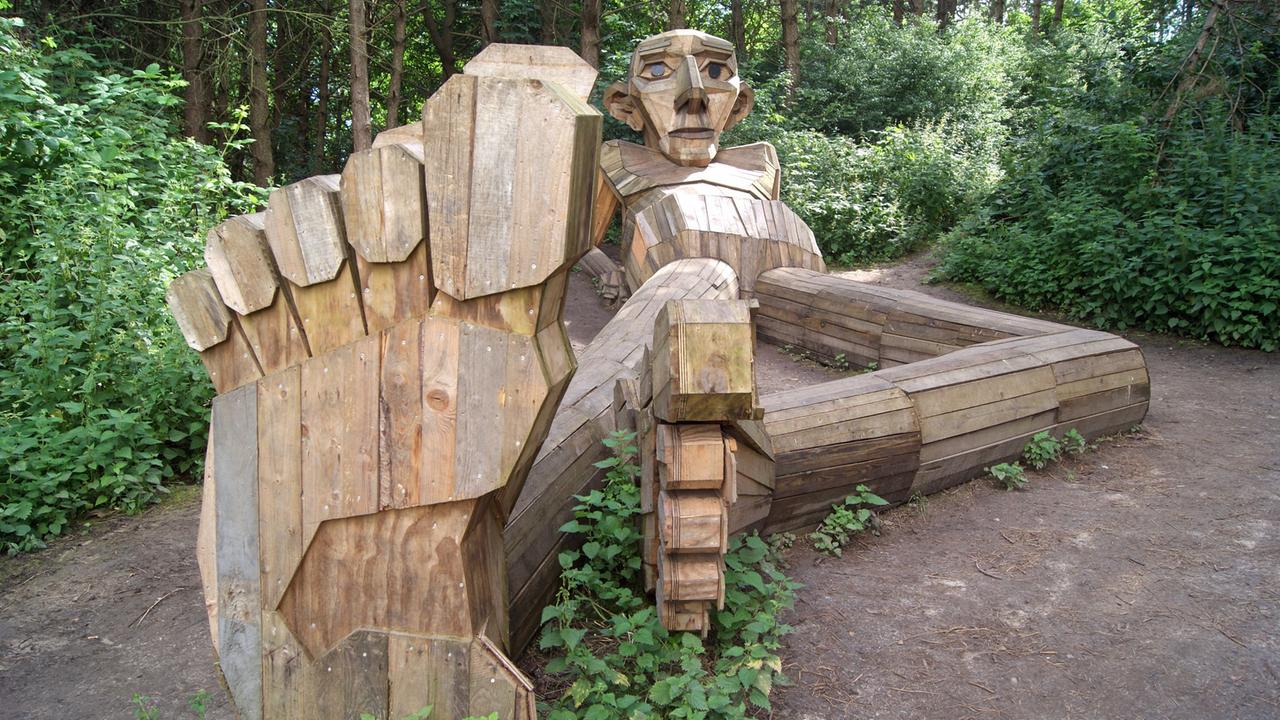 Holzskulptur "Thomas-på-Bjerget" des Künstlers Thomas Dambo nahe Kopenhagen Holzskulptur "Thomas-på-Bjerget" des Künstlers Thomas Dambo nahe Kopenhagen