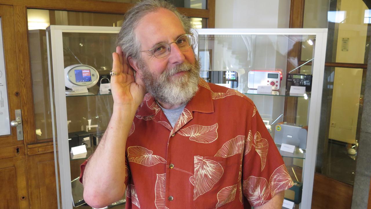 Zu Besuch im Deutschlandradio Kultur hat Alan Bern unter anderem alte Radiogeräte bestaunt. Zu Besuch im Deutschlandradio Kultur hat Alan Bern unter anderem alte Radiogeräte bestaunt.