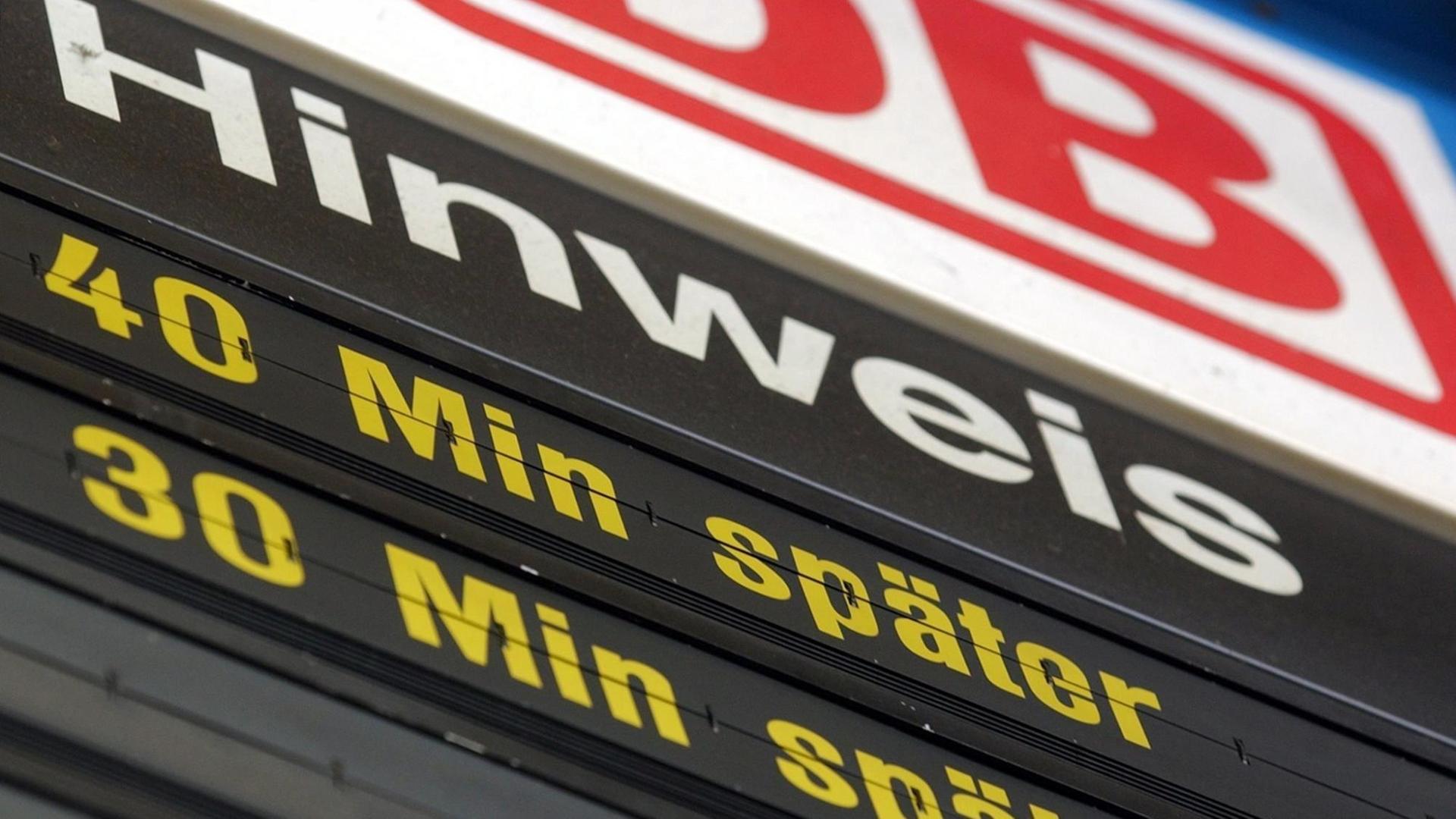 Die Zug-Anzeige der Abfahrten im Münchner Hauptbahnhof informiert über die Verspätungen im Fernverkehr Die Zug-Anzeige der Abfahrten im Münchner Hauptbahnhof informiert über die Verspätungen im Fernverkehr