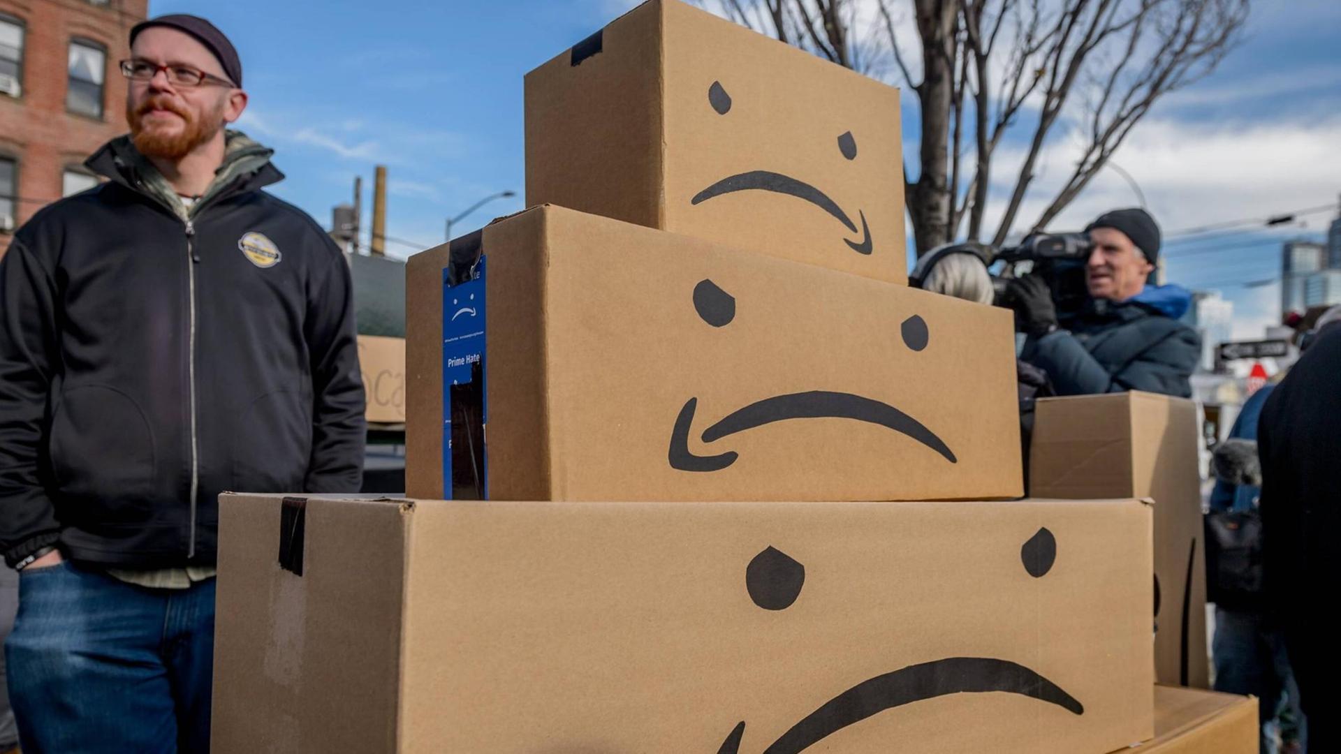 Demonstration von Gewerkschaften gegen das Unternehmen Amazon in New York. Demonstration von Gewerkschaften gegen das Unternehmen Amazon in New York.