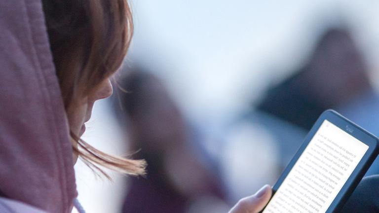 Reader mit E-Book-Seite Reader mit E-Book-Seite