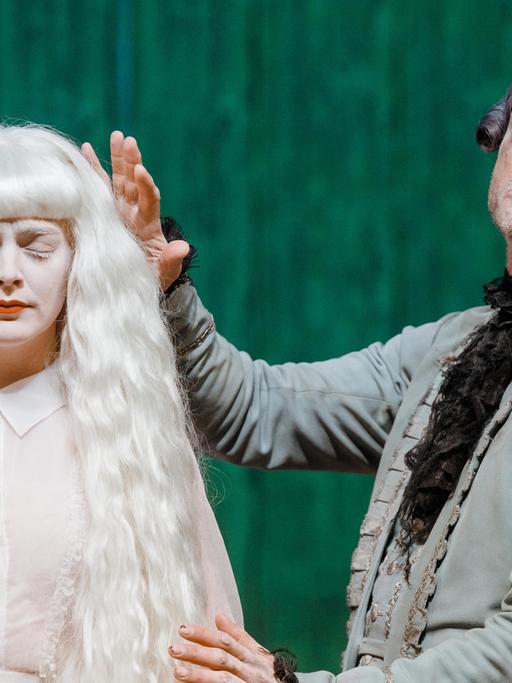 Szene aus dem Stück "Die Schule der Frauen" von Molière am Schauspielhaus Hamburg
