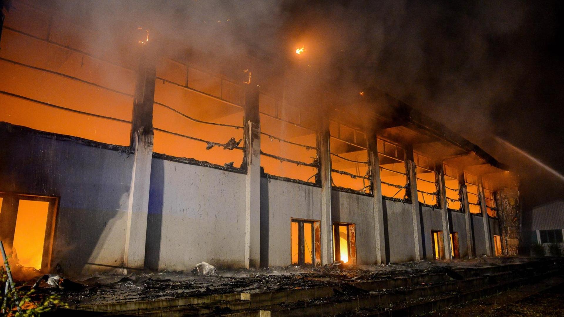 Brennende Sporthalle in Nauen (Brandenburg). Die Sportstätte war als Notunterkunft geplant. Brennende Sporthalle in Nauen (Brandenburg). Die Sportstätte war als Notunterkunft geplant.