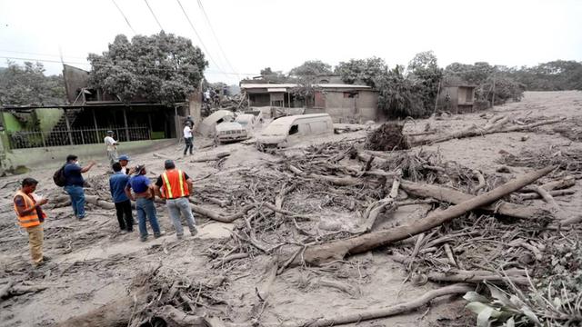 Rettungskräfte in dem Dorf San Miguel Los Lotes in Guatemala